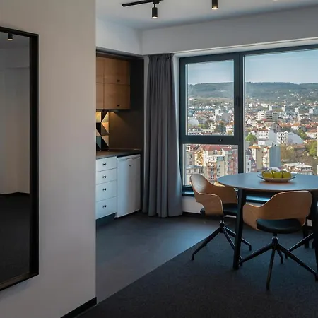 Campus 90 - Free Parking Warna