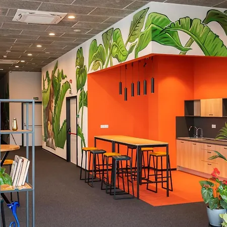 Campus 90 - Free Parking Warna