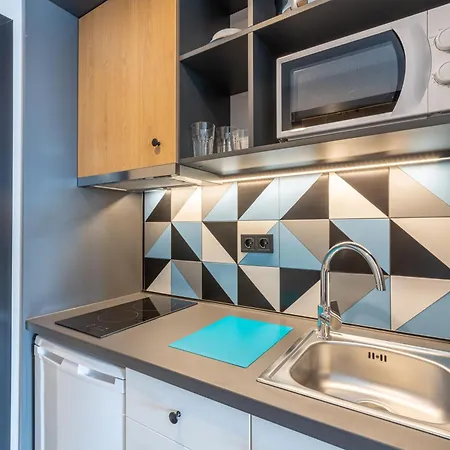 Campus 90 - Free Parking Warna