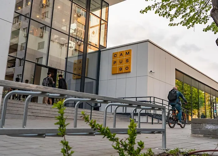 Campus 90 - Free Parking מלון