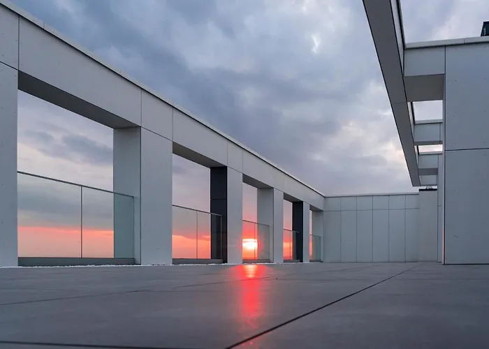 Campus 90 - Free Parking מלון וארנה